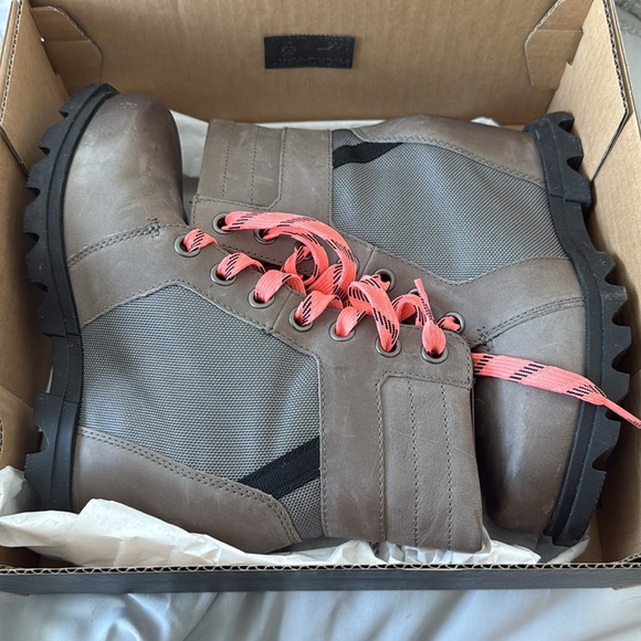 Sorel Gray Wedge Ankle Boots with Pink Laces - Picture 2 of 2